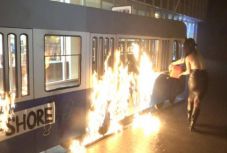 Egy félmeztelen Femen-aktivista felgyújtott egy villamoskocsit egy Roshen-üzlet előtt