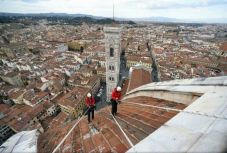 Kötélmászók lepték el a firenzei dóm kupoláját
