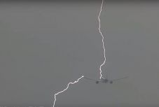 Ilyen, ha villám csap egy Boeingbe