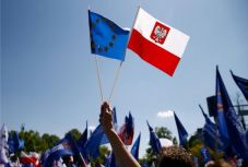 Az EP a hetes cikk szerinti eljárás előkészítését kéri Lengyelországgal szemben