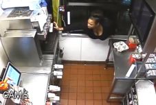 Bemászott éjjel a McDrive-ba, pénzt és gyorskaját lopott