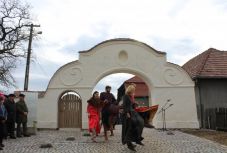 Felavatták a csíkszentimrei Henter-kúria restaurált kapuját