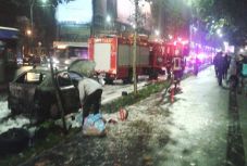 Menet közben gyulladt ki egy autó Bukarest belvárosában (VIDEÓ)