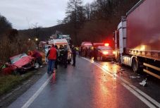 A személygépkocsi vezetőjének életét már nem lehetett megmenteni