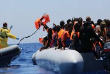 Franciaország befogadja a Líbiából kimenekített első menekülteket