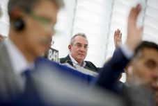 Winkler: szankciókkal akarják „átnevelni” az új tagállamokat