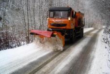 Dolgoznak a hókotrók a Kolozs megyei utakon