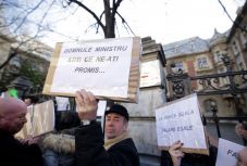 Több száz APIA-alkalmazott tüntet a mezőgazdasági minisztérium előtt