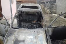 Kigyúlt autóban lelte halálát egy férfi a református egyház egyik udvarán