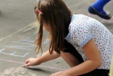 Gyermekjogvédelem: 18 403 gyermeknek mindkét szülője külföldön dolgozik