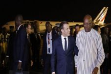 Gránátot hajítottak francia katonákra kevéssel Macron érkezése előtt