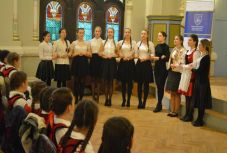 Magyar és román diákok énekelték egymásnak népdalaikat Csíkszeredában