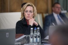 SRI: nem hallgatjuk le a belügyminisztert, az ég szerelmére!