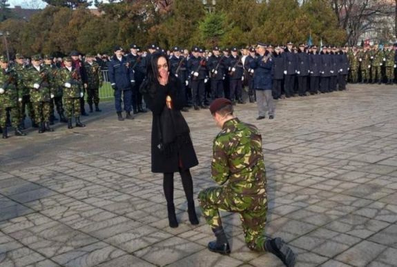 A december elsejei katonai parádén kérte meg a kedvese kezét