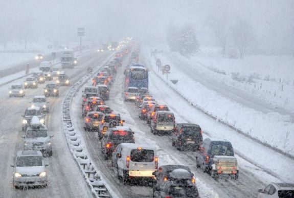 Forgalmi torlódásokra figyelmeztet a rendőrség
