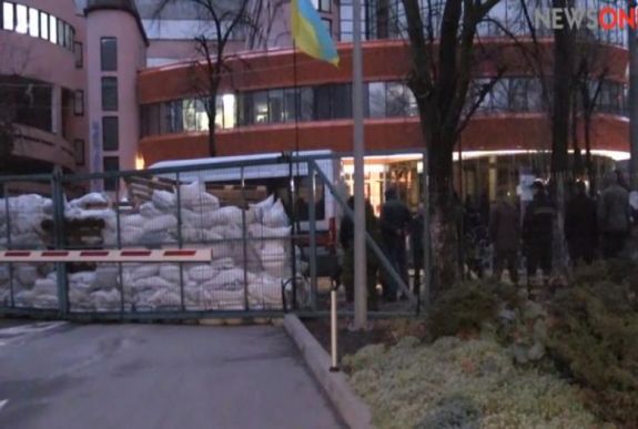 Katonai ruhába öltözött aktivisták blokád alá vonták az egyik országos ukrán televízió épületét