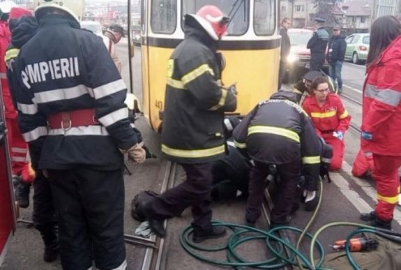 Villamos alá került egy fiatal férfi Jászvásáron