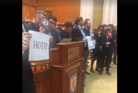 Áll a bál a parlamentben: megafonnal kommunikálnak egymással a honatyák