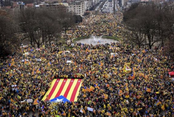 Óriási katalán tömeg „szállta meg” Brüsszelt