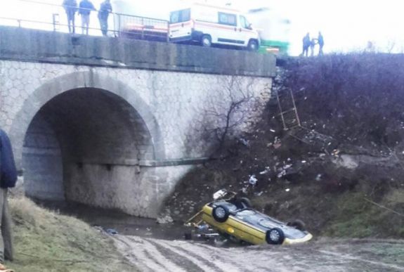 Túlélte a taxit vezető nő a 15 méteres zuhanást