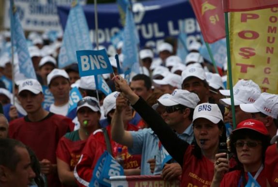 Az Országos Szakszervezeti Tömb több száz tagja tüntet a kormány épülete előtt