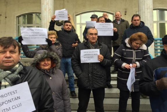 Folytatták a tiltakozást a munkaügyi tárcának alárendelt intézmények alkalmazottai