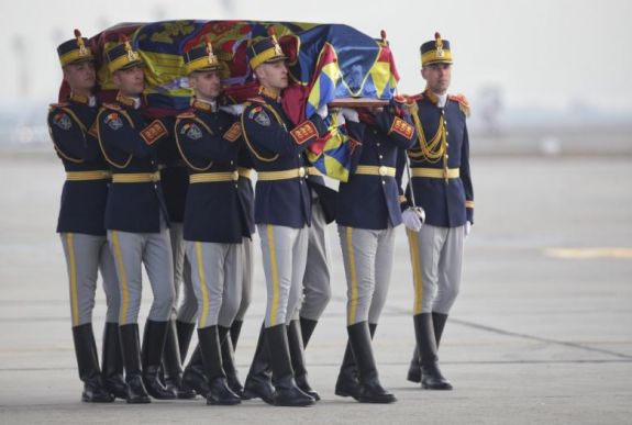 Megérkezett Mihály király koporsója Romániába