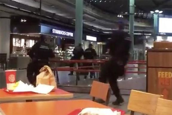 Meglőttek egy késes támadót az amszterdami repülőtéren