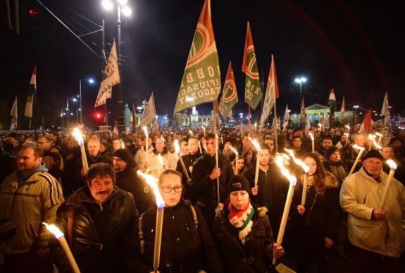Sokszínű tömeg tüntetett Orbán ellen, a Jobbik mellett