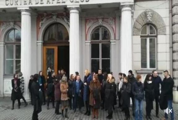 Ezt is megértük: csendesen tiltakoztak az utcán a bírák és ügyészek