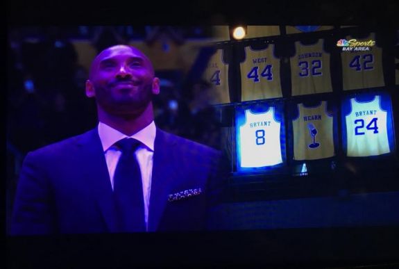 Így vonultatták vissza Kobe Bryant két mezét