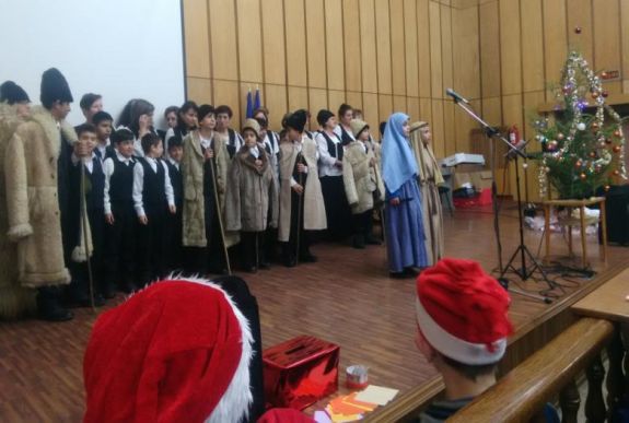 Magyar és román betlehemessel ünnepeltek a Hargita megyei árva gyerekek