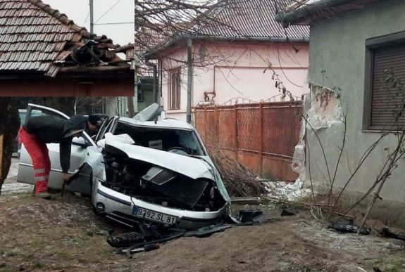 Baleset Maros megyében: az autó leszakadó kereke egy háztetőre zuhant