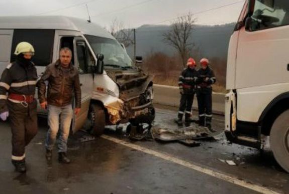 Kamionnal ütközött egy kisbusz Hunyad megyében, sok a sérült