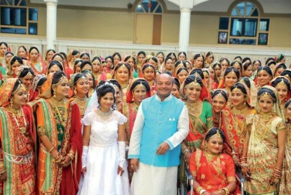 Hatalmas esküvőt tartottak szenteste: 251 szegény nő mehetett férjhez