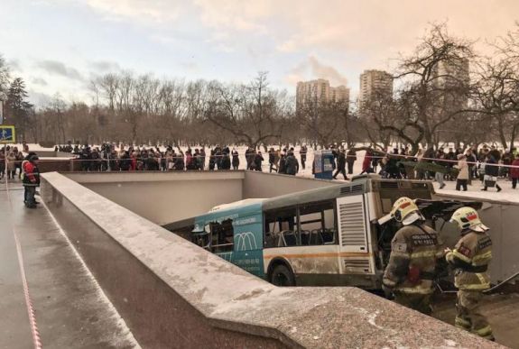 Gyalogos aluljáróba hajtott a busz, többen meghaltak