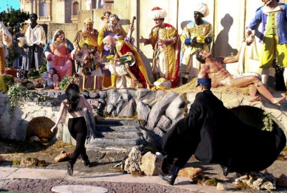 Meztelen felsőtestű nő próbálta elrabolni a Jézus-szobrot a Vatikánban