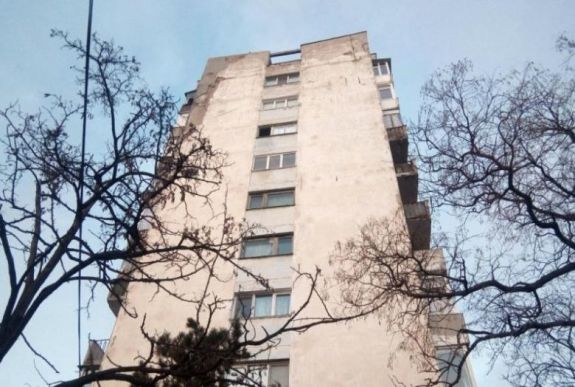 A nyolcadikról zuhant le, belehalt sérüléseibe a iaşi-i nő