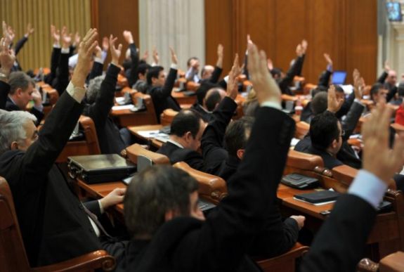 Tervezet: a választott tisztségviselők nem köztisztviselők