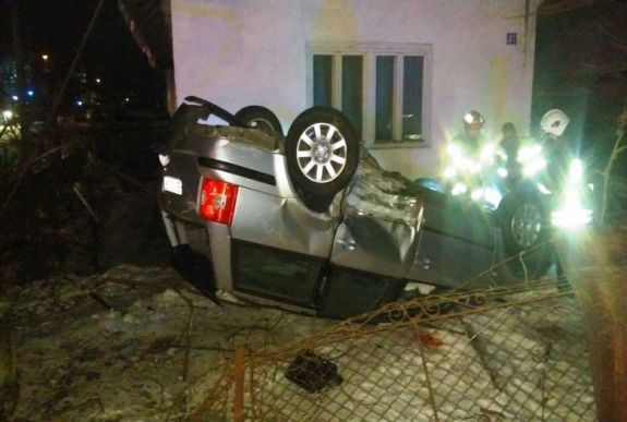 Áttörte a kerítést, egy ház udvarán állt meg a részeg Hargita megyei autós