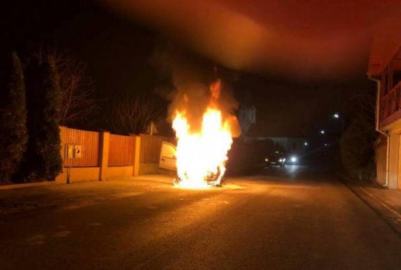 Hatalmas lángokkal égett egy autó Székelykeresztúron