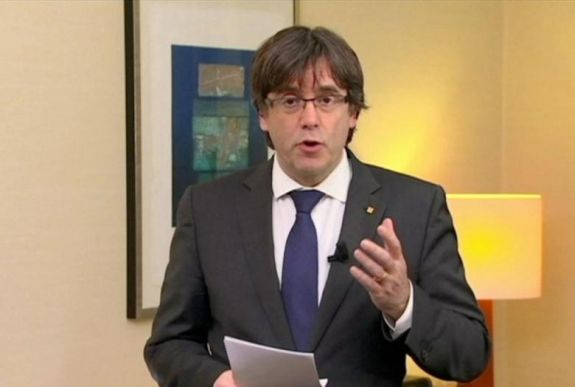 Puigdemont feloszlatott kormányának újbóli hivatalba léptetését követelte