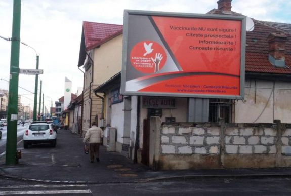 Oltásellenes hirdetőtáblák miatt tiltakozik Raed Arafat