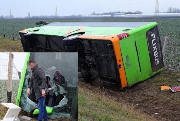 Felborult egy román autóbusz Magyarországon