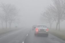 Sűrű köd nehezíti a közlekedést az 1-es országúton