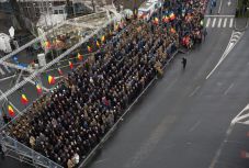 December elseje: katonai parádét tartottak a bukaresti Diadalívnél