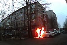 Az autó helyett önmagát gyújtotta fel a bosszúálló orosz