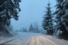 Vastag hótakaró fedi az utakat Hargita megye magaslatain