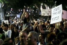 Több tízezren tüntettek szombat este Tel-Avivban a korrupció ellen