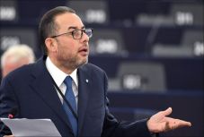 „Senki sem kéri Orbán Viktortól, hogy megnyissa a kapukat boldog-boldogtalan előtt”